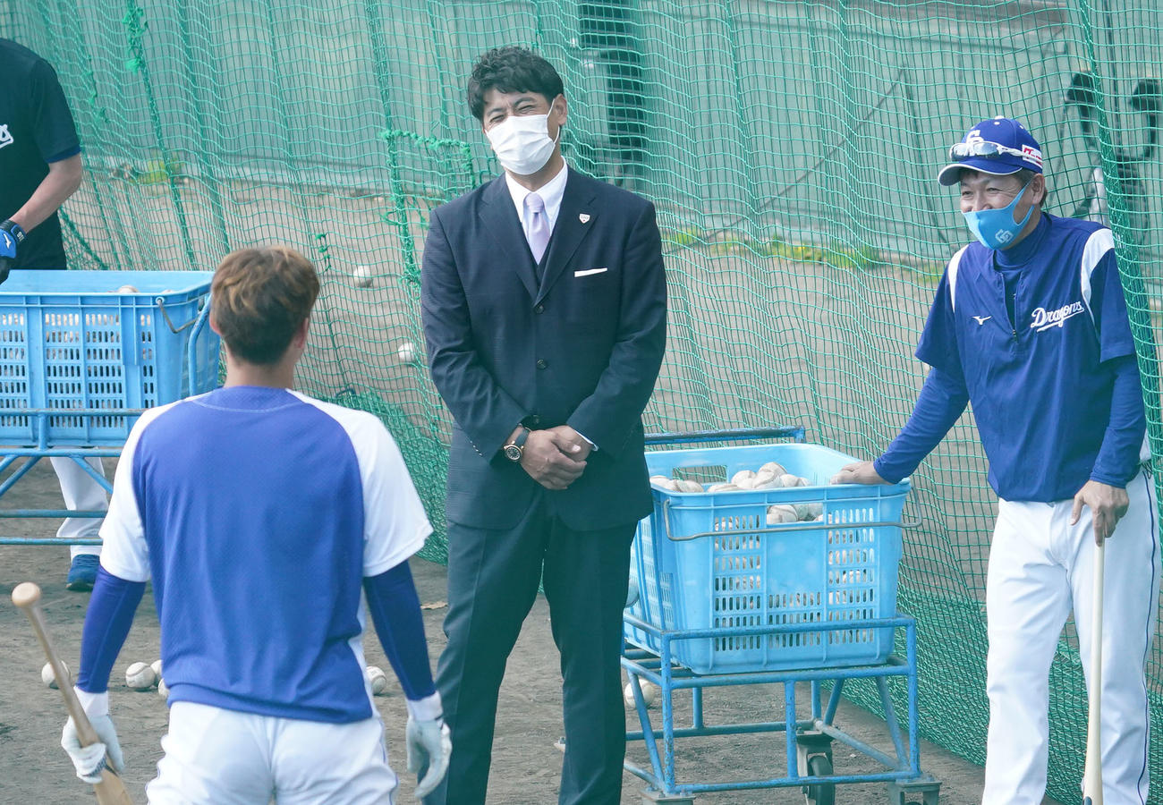 中日キャンプを視察に訪れ京田陽太（左）を指導する立浪和義臨時コーチ（右）の横で見つめる稲葉篤紀日本代表監督（中央）（撮影・森本幸一）