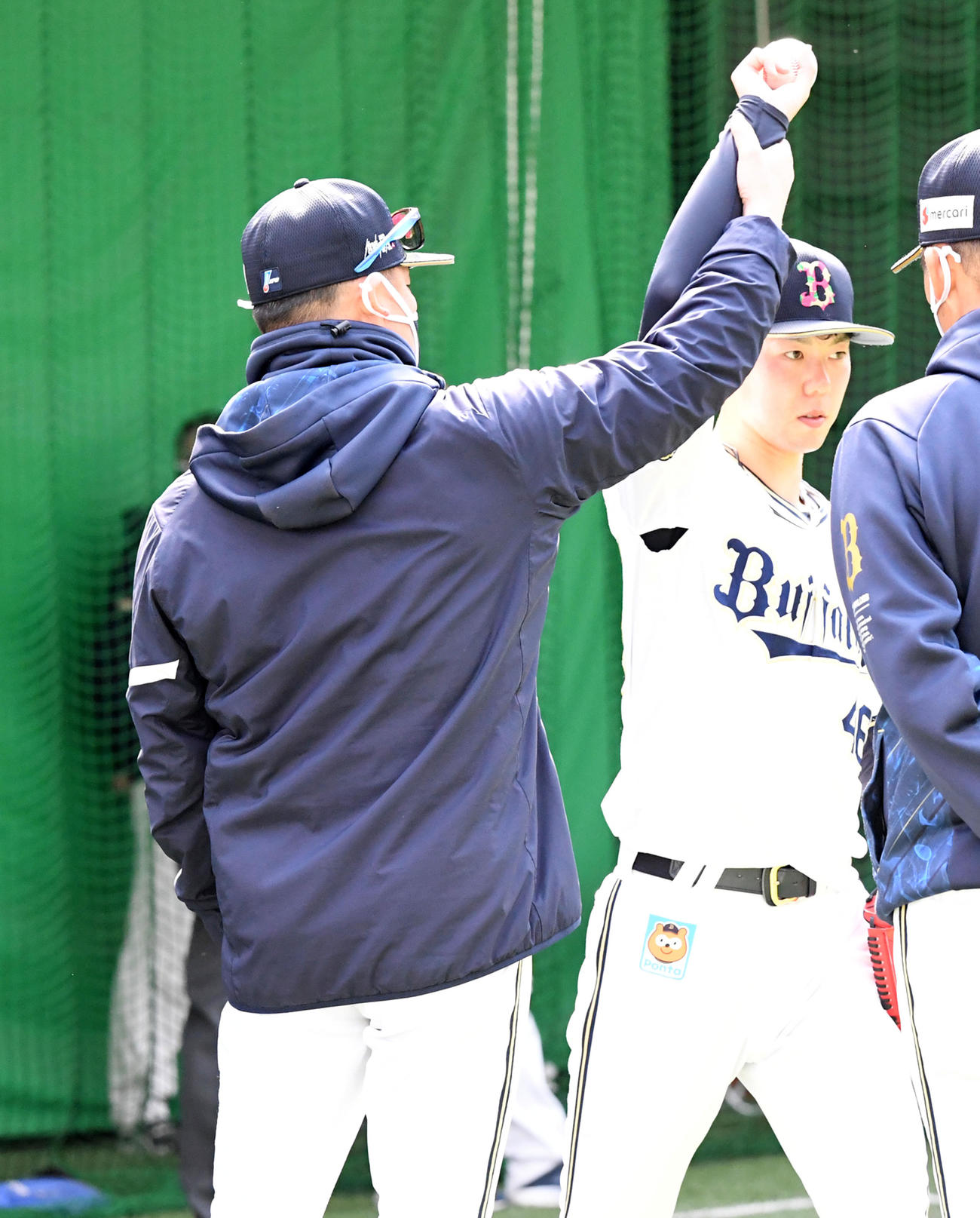 投球練習を終えた本田（右）にアドバイスする中嶋監督（撮影・前岡正明）