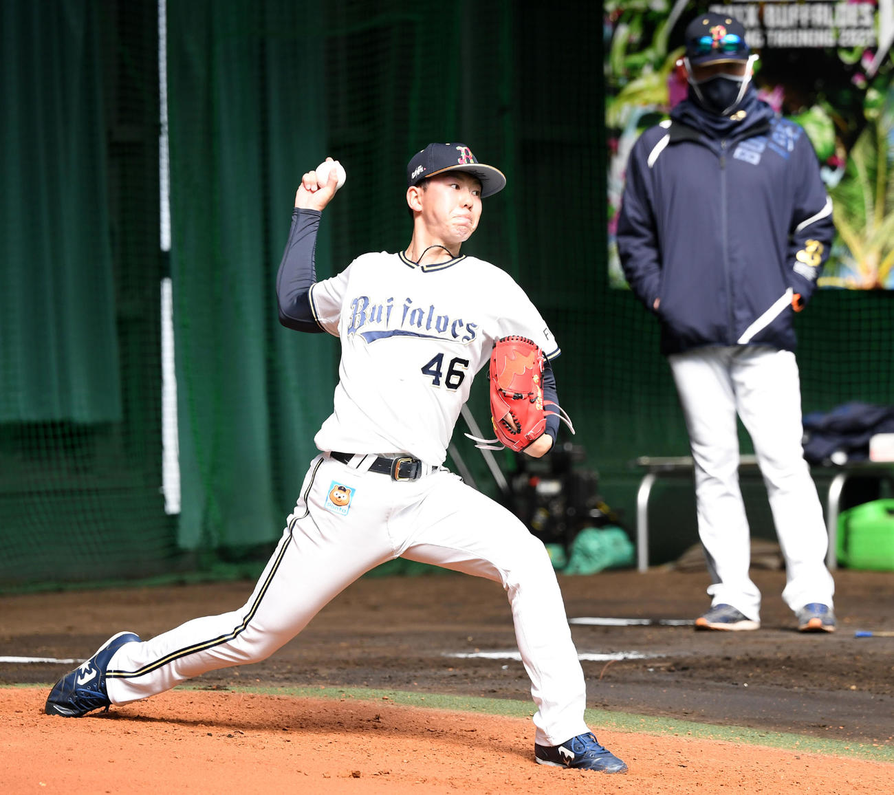 中嶋監督が見守る中、投球練習を行うオリックス本田（撮影・前岡正明）