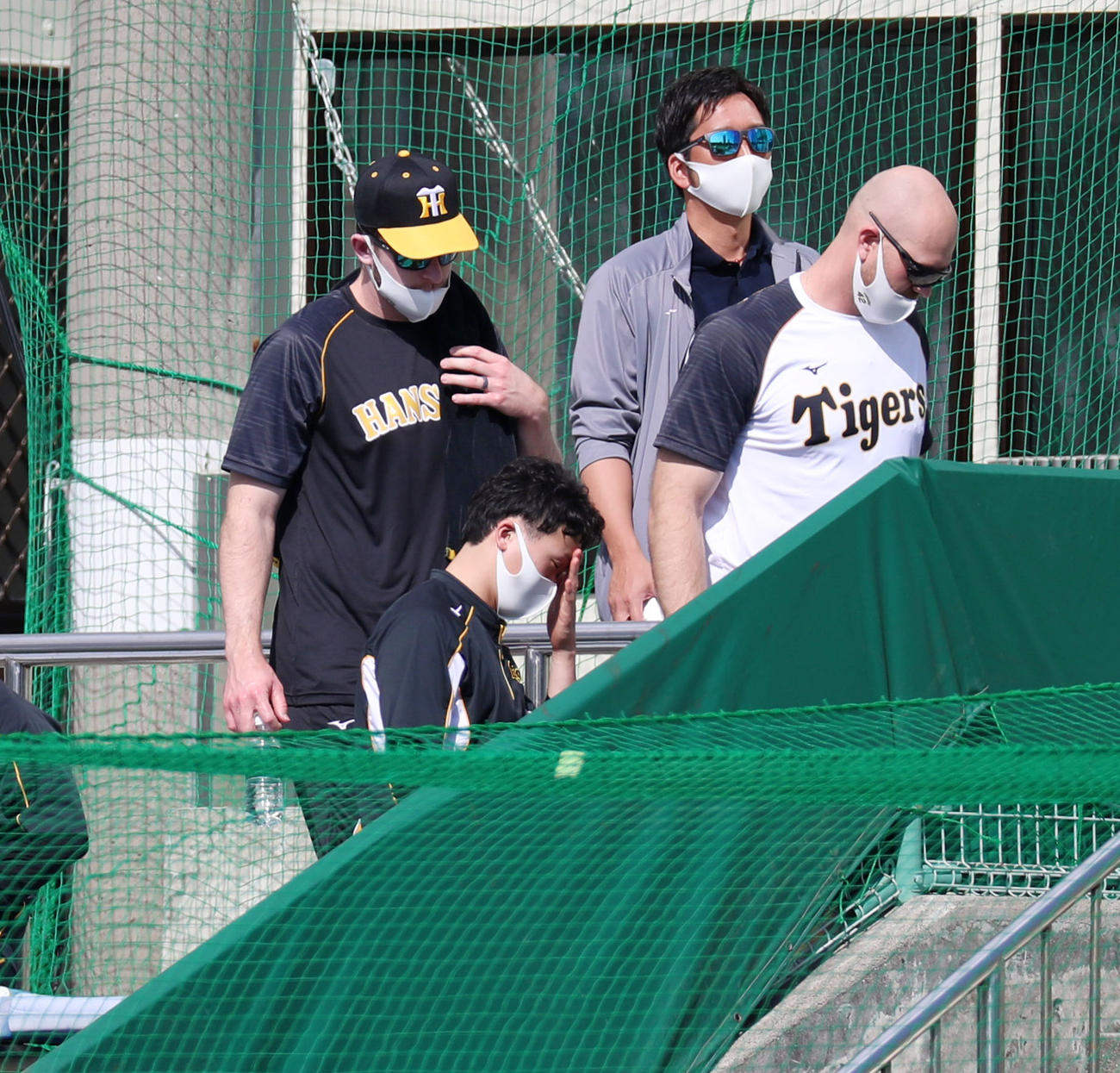 紅白戦を観戦にスタンドへ姿を見せた藤川SA、左はガンケル、右はエドワーズ（撮影・加藤哉）