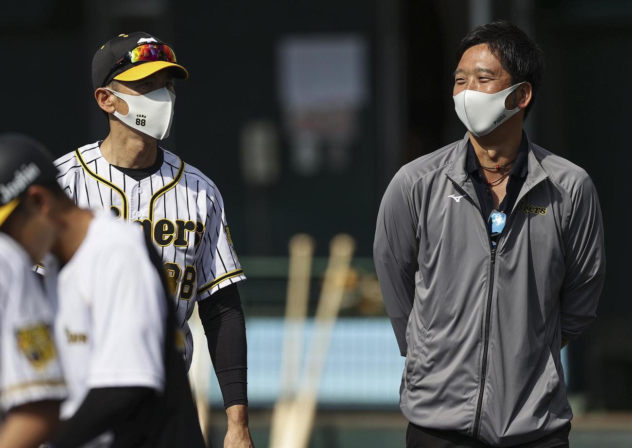 阪神・矢野監督（左）と笑顔で話す藤川球児SA（共同）