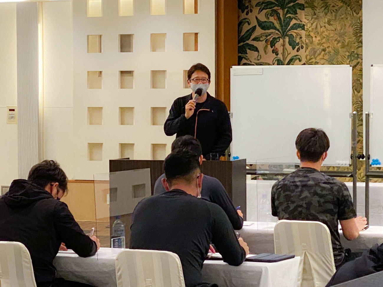 ヤクルトのミーティングに参加し、選手たちに話す古田氏（球団提供）