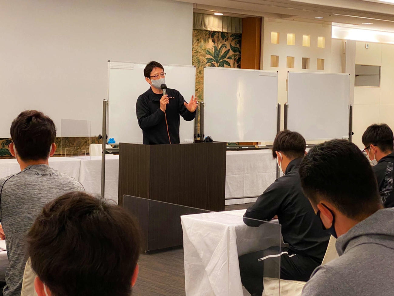 ヤクルトのミーティングに参加し、選手たちに話す古田氏（球団提供）