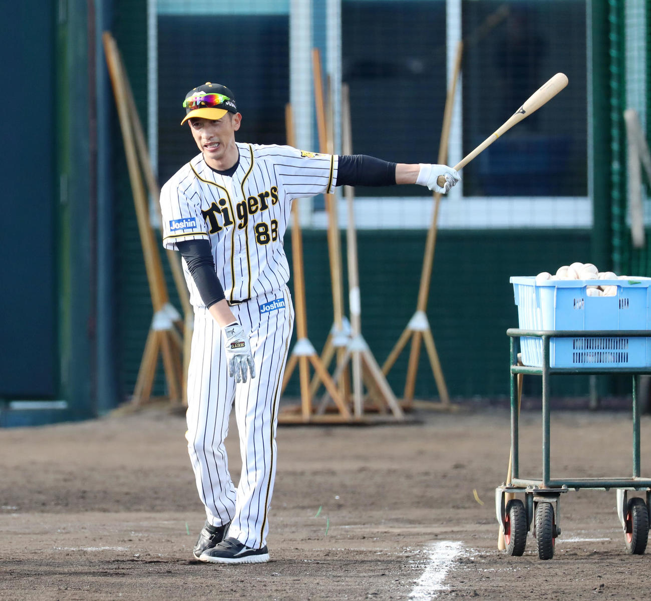 デス（死の）ノックで自らバットを手にノックした矢野監督（撮影・加藤哉）