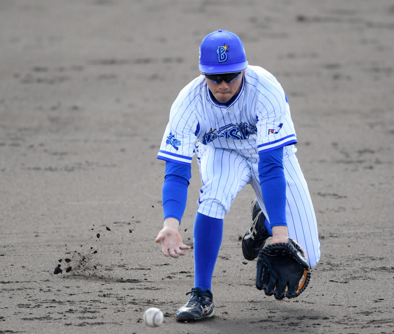 ノックで軽快な動きを見せるDeNA森（撮影・横山健太）