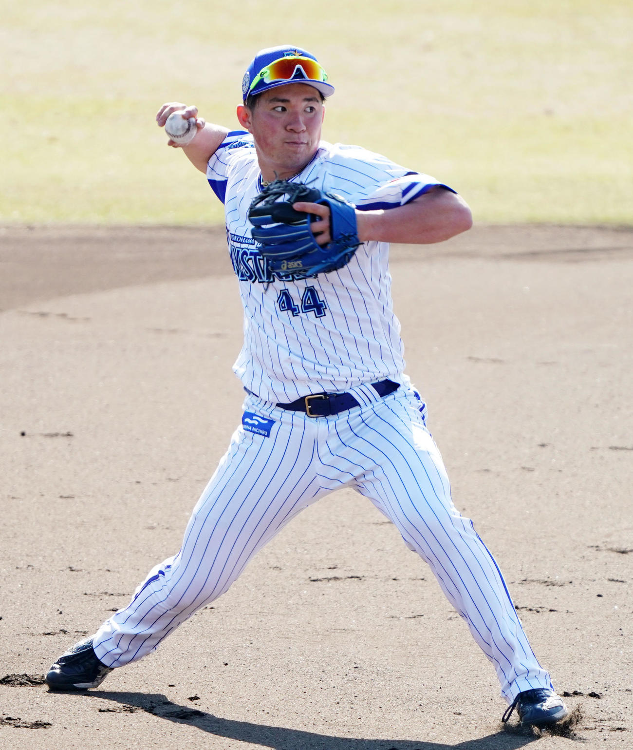 ノックで軽快な動きを見せるDeNA小深田