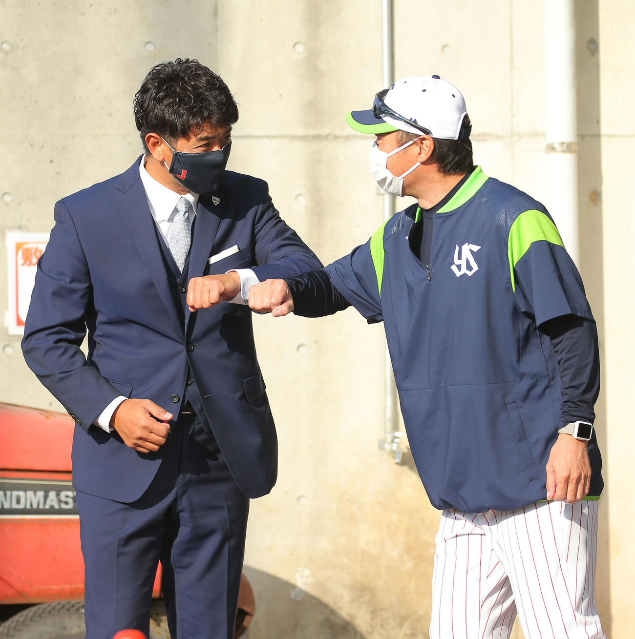 ヤクルトキャンプの視察に訪れた侍ジャパン稲葉監督（左）を肘タッチで出迎える高津監督（撮影・河田真司）