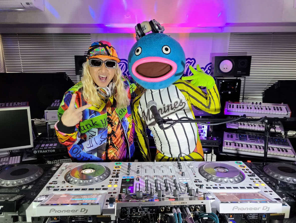 CDデビューするロッテ謎の魚はTRFのDJ KOOを表敬訪問（球団提供）