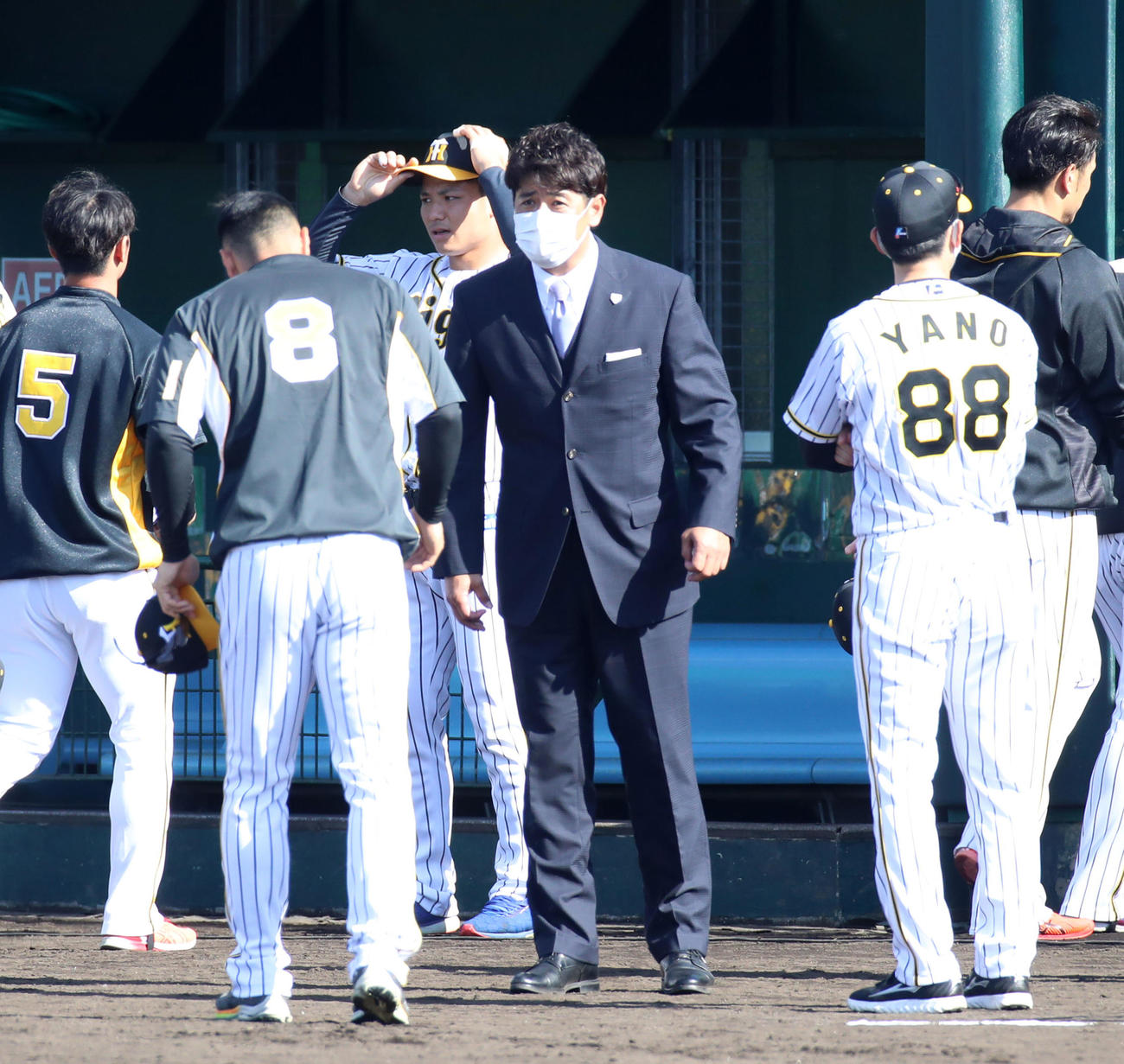 阪神佐藤輝明（左）からあいさつを受ける侍ジャパン稲葉監督（撮影・加藤哉）