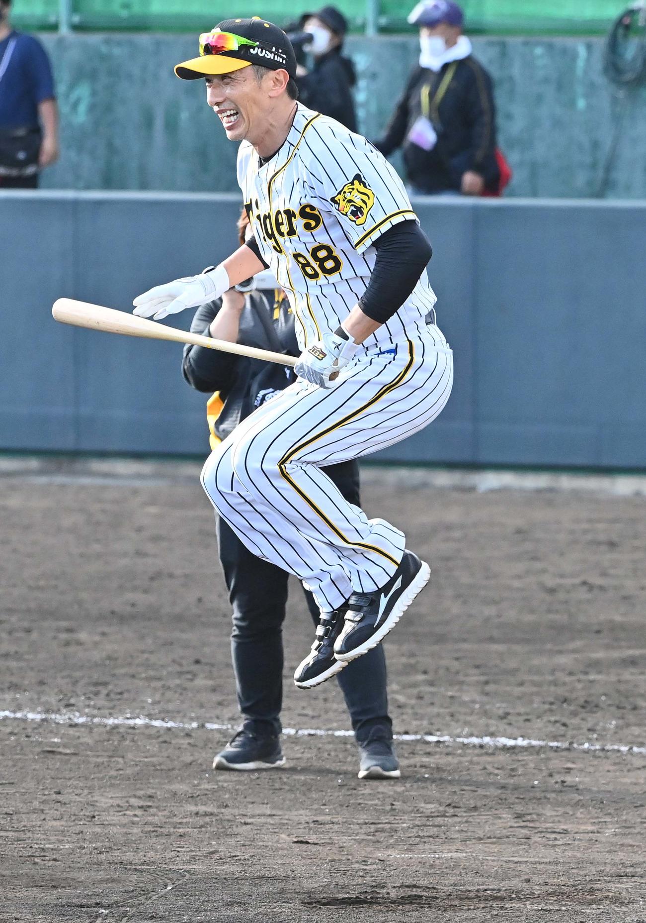 ノックをミスした矢野監督は自らペナルティージャンプをする（撮影・上田博志）