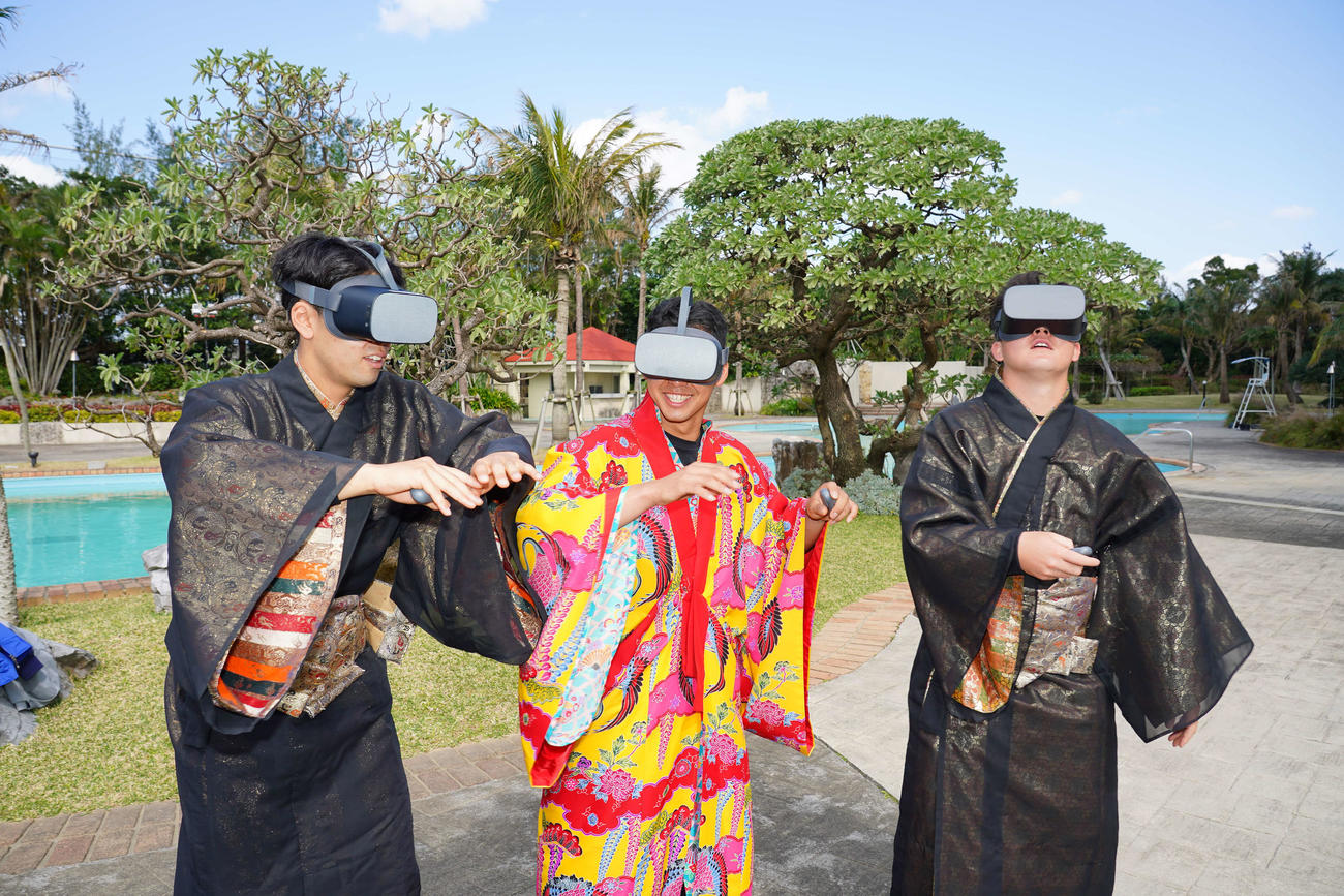 キャンプ初の休日に琉球衣装を着て、VRでダイビングを体験したDeNAの新人トリオ。左から入江、女性用衣装の池谷、牧（球団提供）