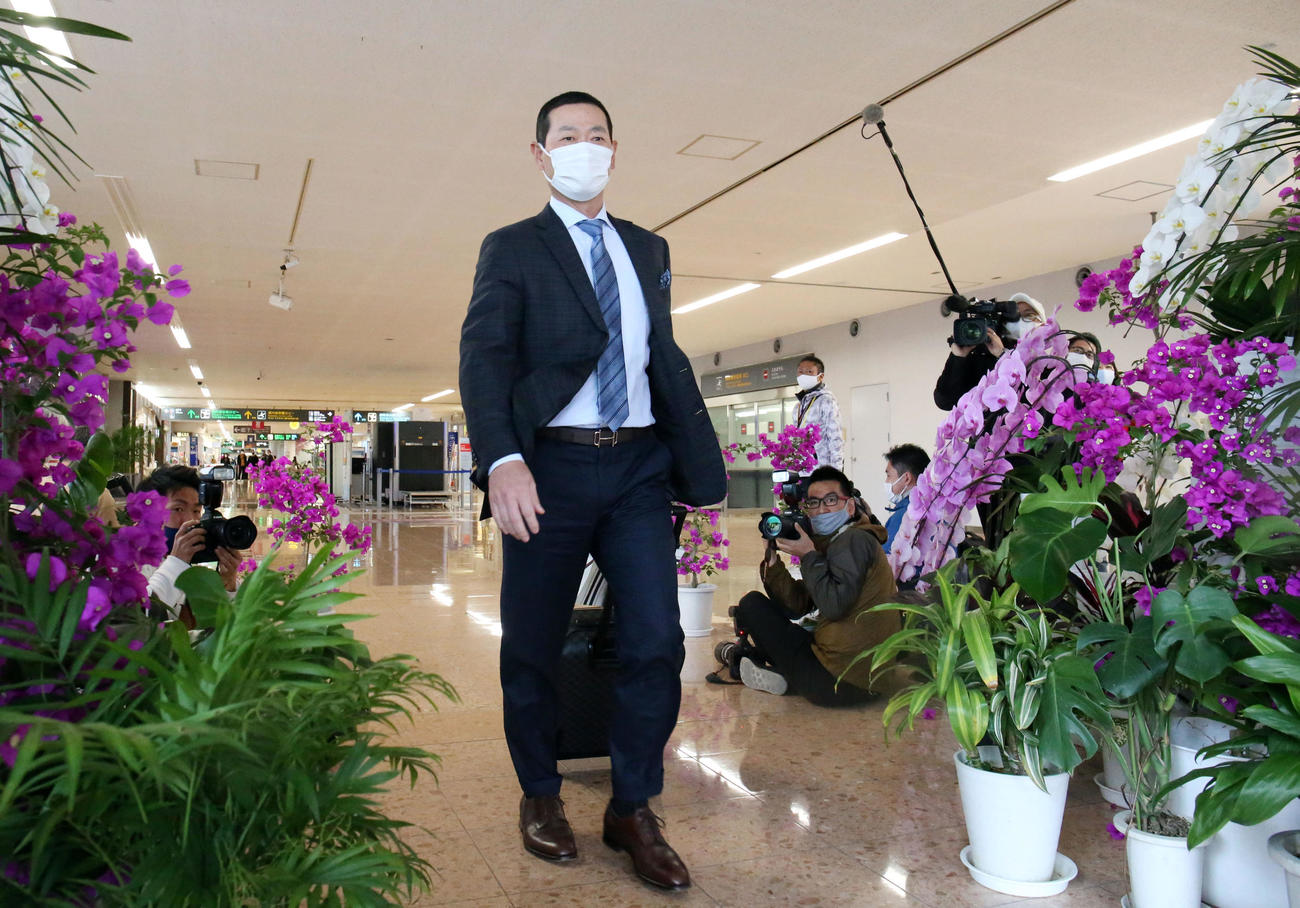 宮崎空港に到着した桑田投手チーフコーチ補佐（撮影・狩俣裕三）