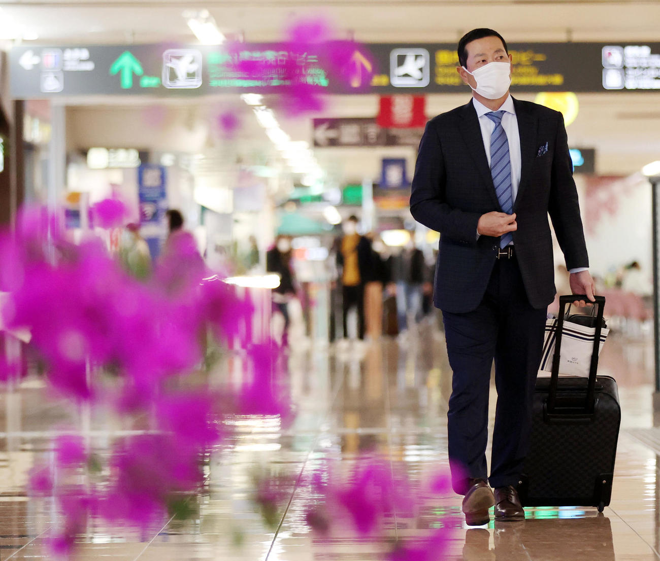 宮崎ブーゲンビリア空港に到着した桑田投手チーフコーチ補佐（撮影・狩俣裕三）