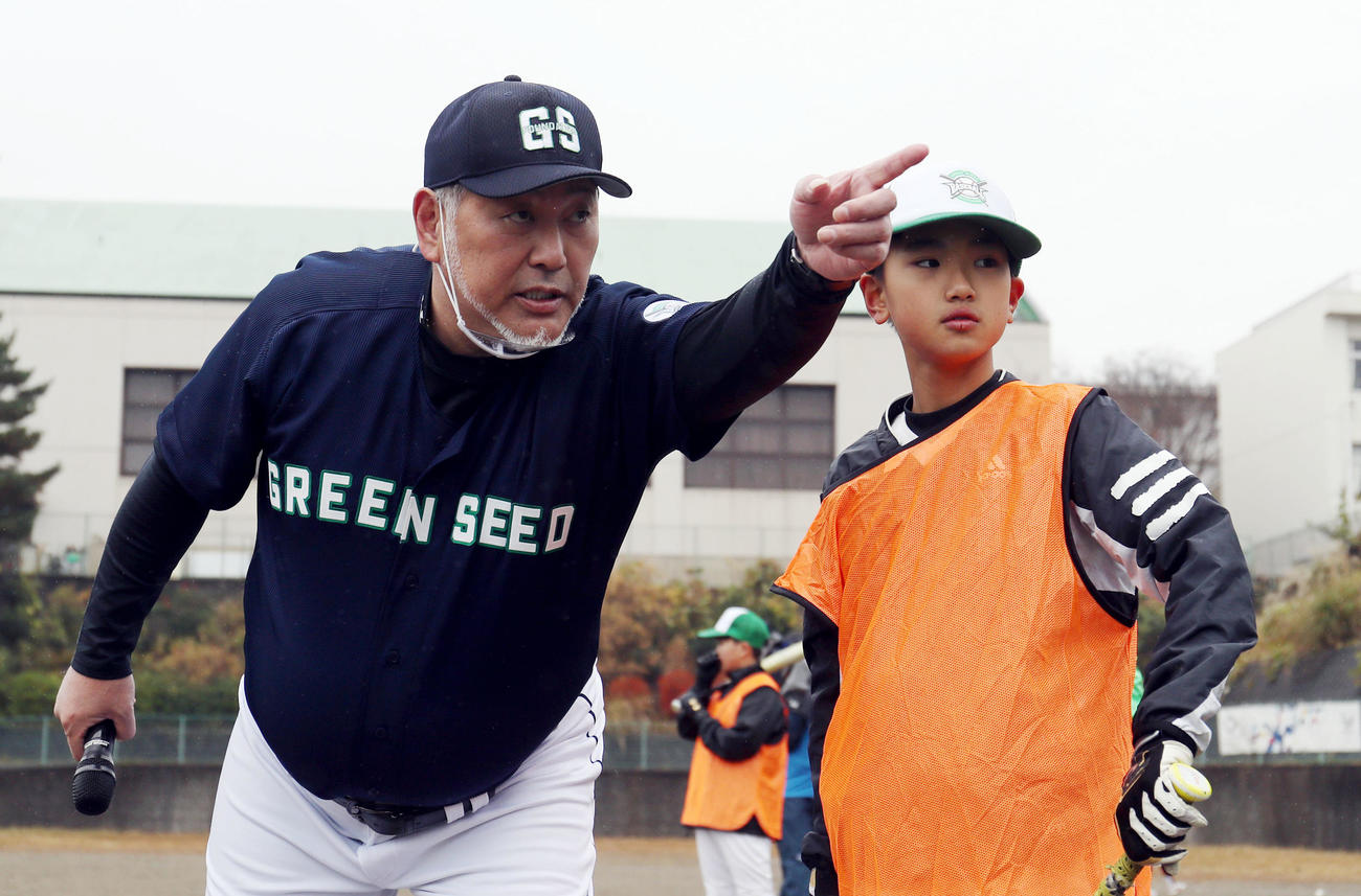 野球教室で小学生に熱心に指導する清原氏（2020年12月5日撮影）