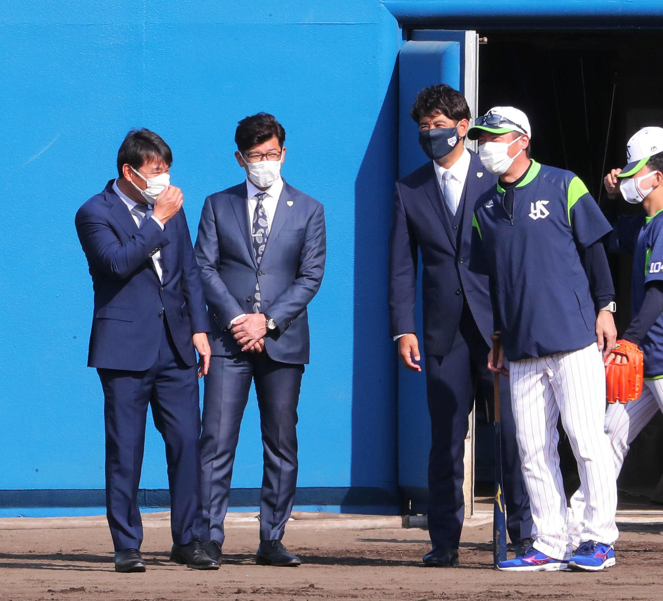 ヤクルトキャンプを視察する、侍ジャパン稲葉監督（中央右）建山投手コーチ（同左）井端内野守備走塁コーチ（左）と言葉を交わす高津監督（撮影・河田真司）