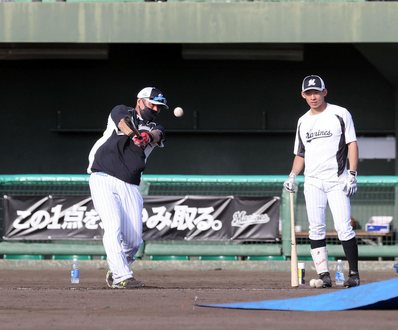 ロングティーを披露した松中臨時コーチ（左）。右は高部（2021年2月1日）
