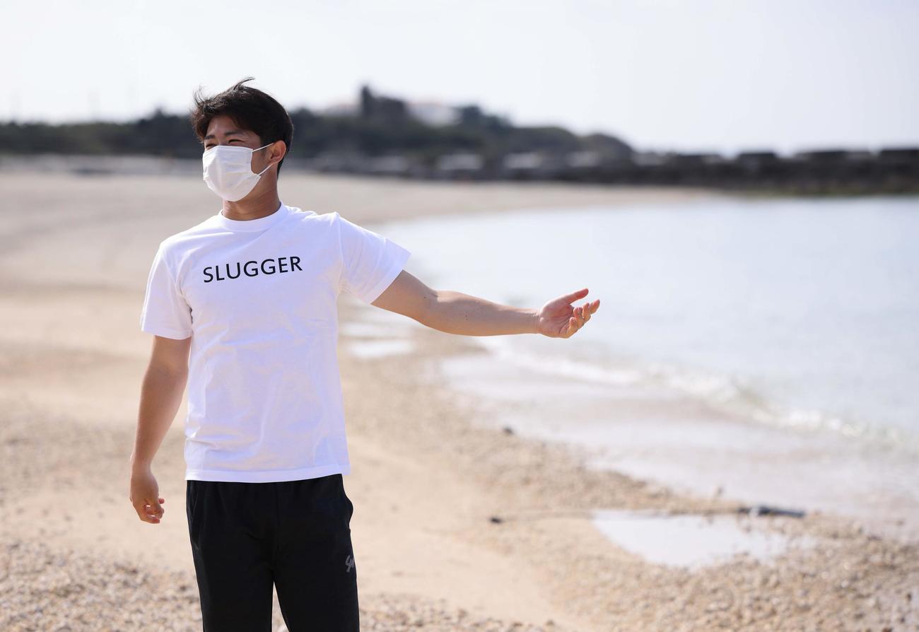 休日に沖縄の海を満喫する中野（球団提供）