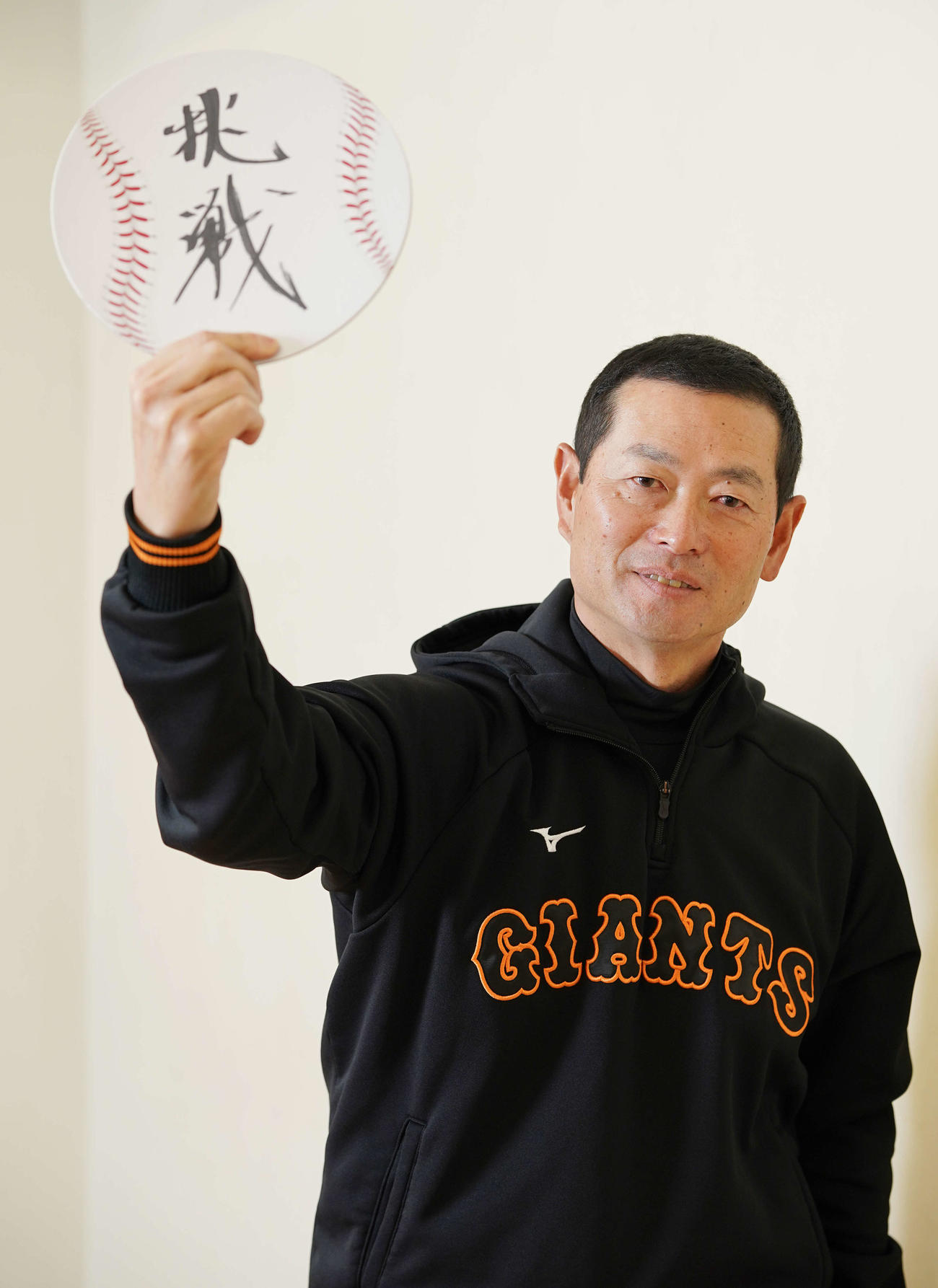 今季の目標に「挑戦」としたためた桑田投手チーフコーチ補佐（撮影・鈴木みどり）