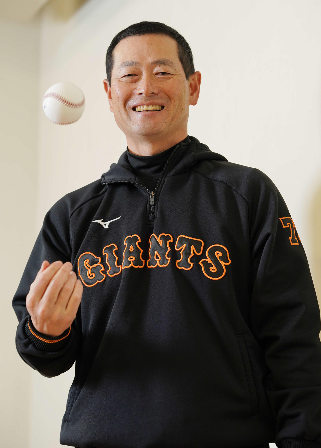 今季から古巣巨人でコーチに就任した桑田投手チーフコーチ補佐は笑顔でボールを投げる（撮影・鈴木みどり）