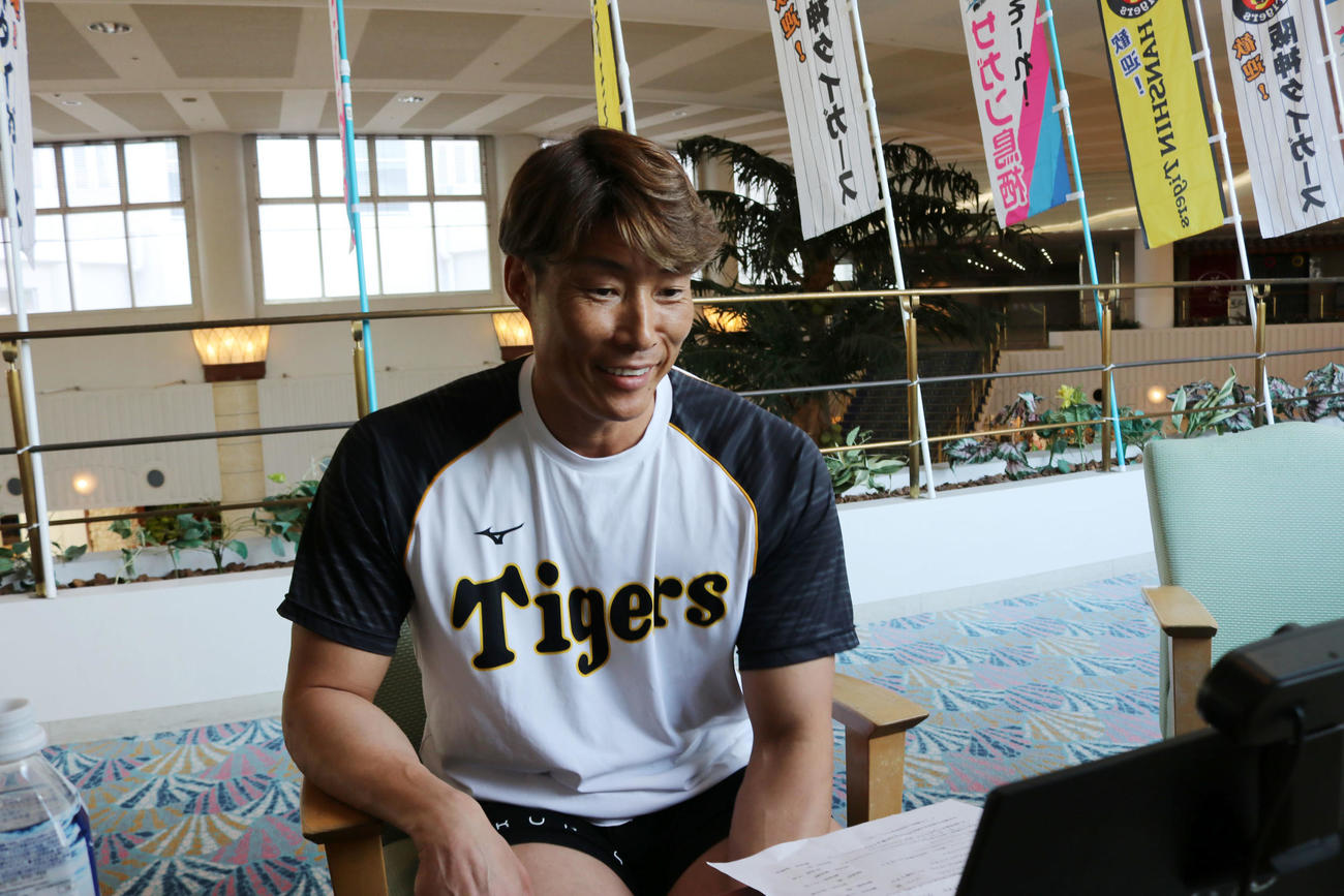 「京のスポーツ夢バンク」で京都府立峰山高校の生徒とオンライン講習会を行った糸井（球団提供）