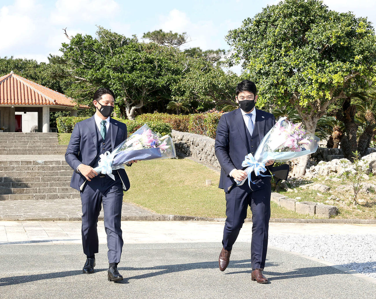 平和祈念公園を訪問し献花する巨人菅野（右）と小林（球団提供）