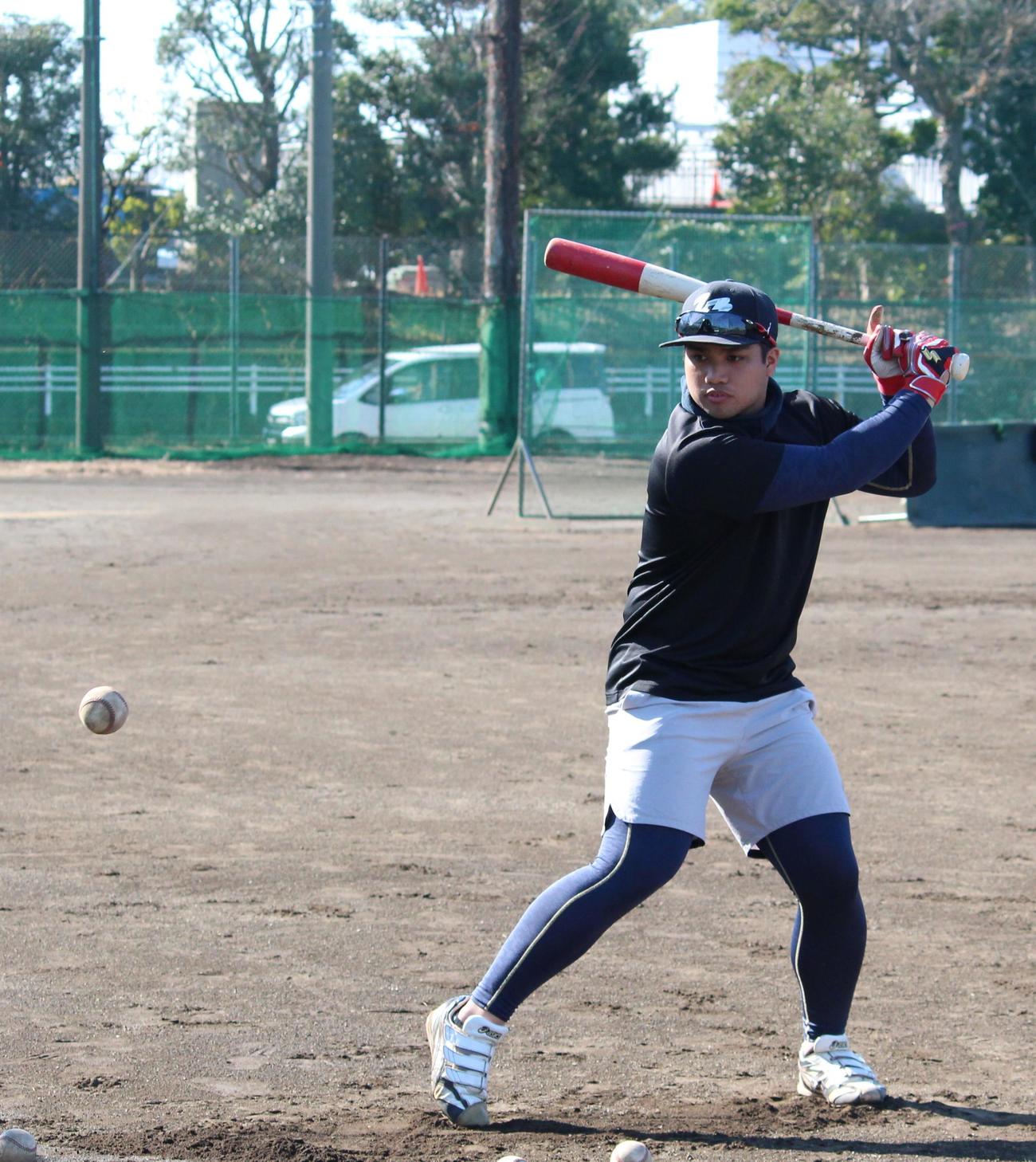 ティー打撃を行うBC・神奈川のカレオン主将（撮影・保坂恭子）
