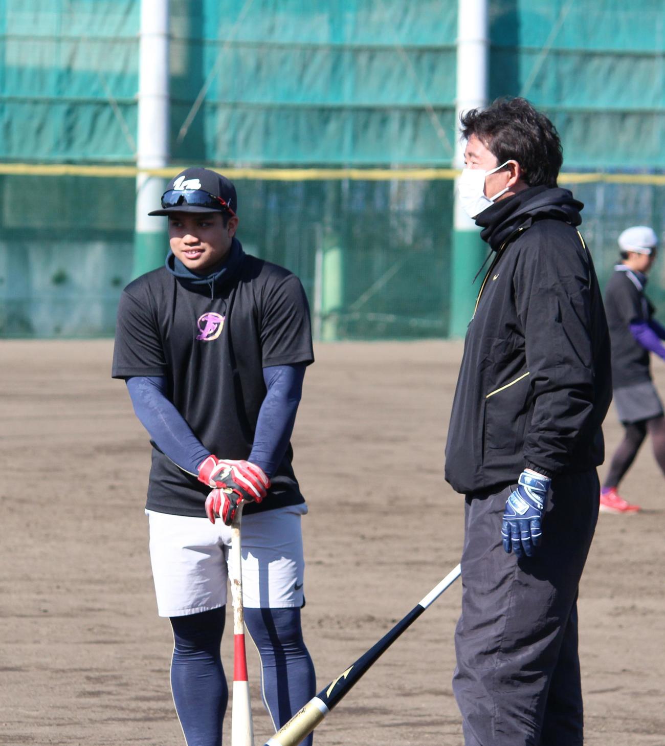 練習の合間に話すBC・神奈川のカレオン主将（左）と鈴木監督（撮影・保坂恭子）