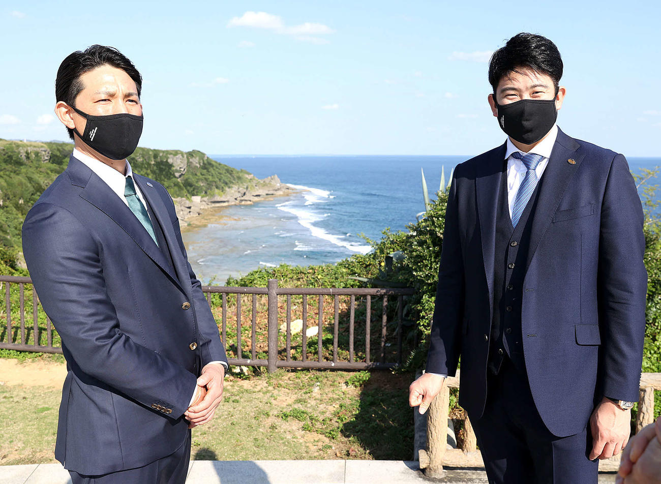 平和祈念公園を訪問した巨人菅野（右）と小林（球団提供）