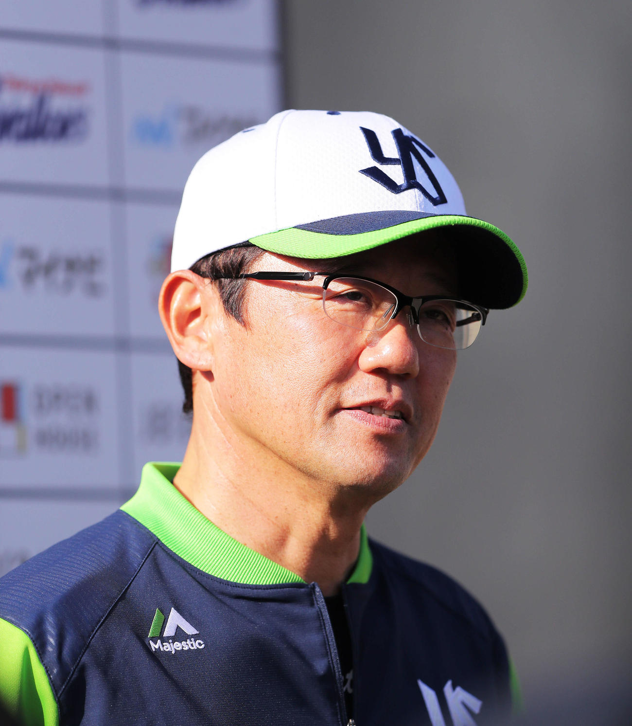 インタビューに答える古田臨時コーチ（撮影・河田真司）