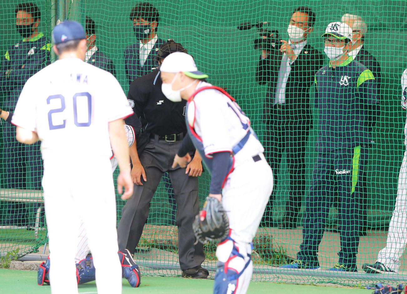 ブルペン捕手星野（手前右）と言葉を交わす木沢（同左）を見つめる古田臨時コーチ（右）。後方左から3人目は侍ジャパン稲葉監督（撮影・河田真司）