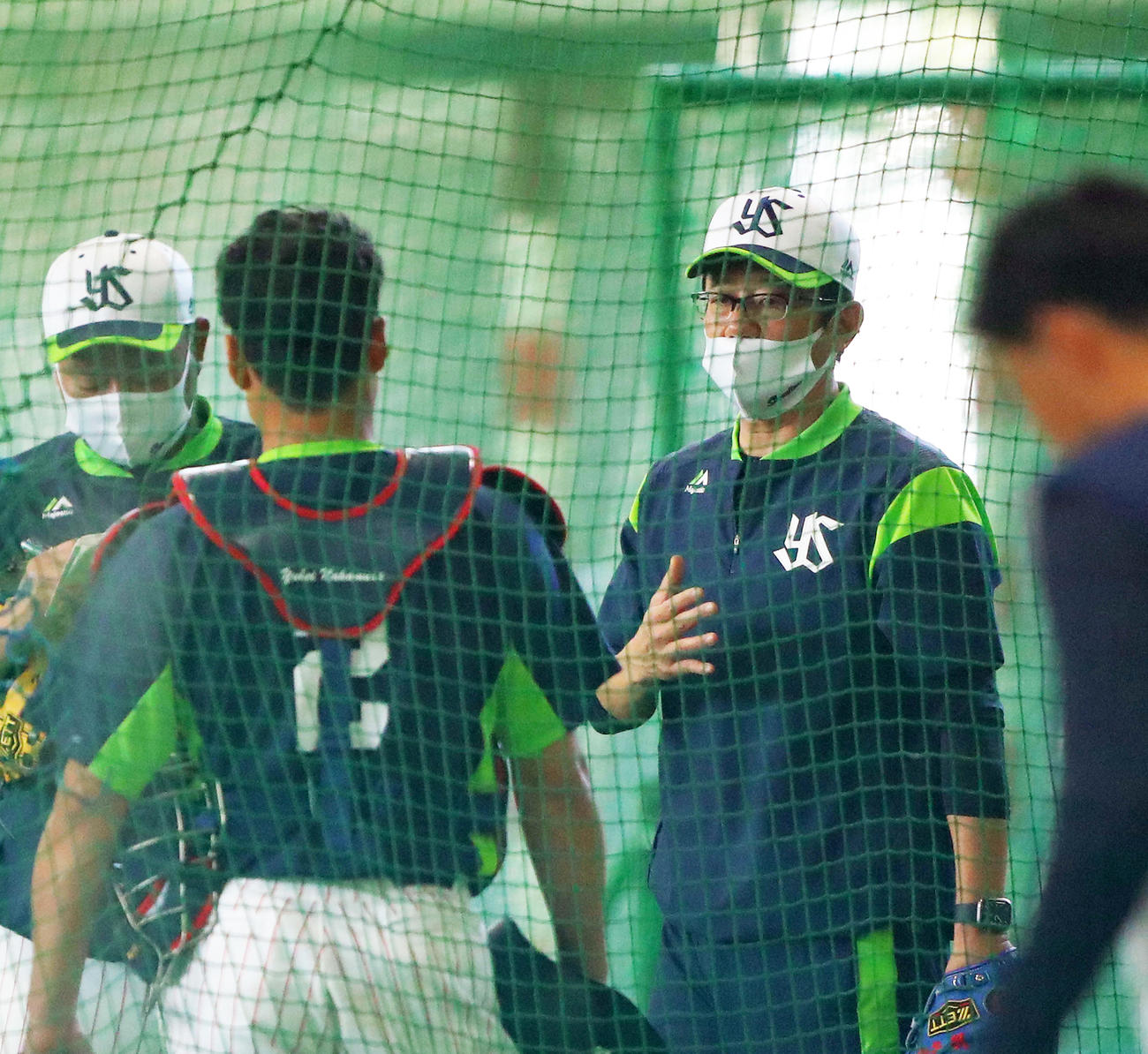 特守で中村（手前左）にアドバイスする古田臨時コーチ（撮影・河田真司）
