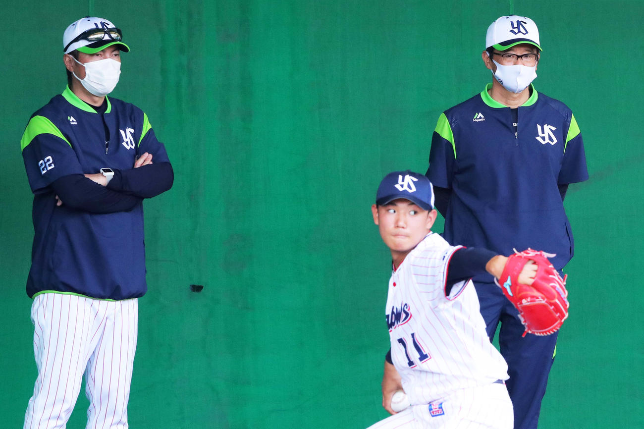 ヤクルト奥川（中央）の投球を見つめる高津監督（左）と古田臨時コーチ（撮影・河田真司）