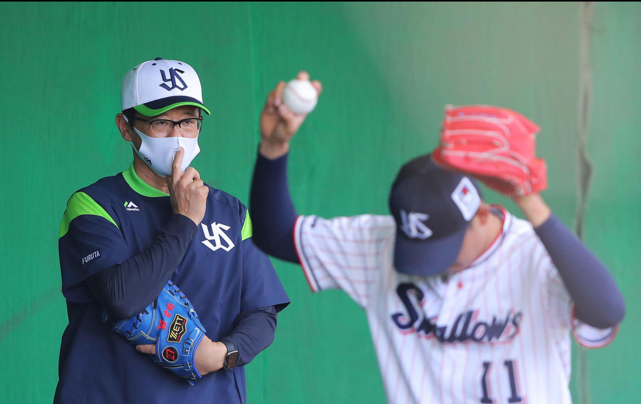ブルペンでヤクルト奥川（右）の投球を見つめる古田臨時コーチ（撮影・河田真司）