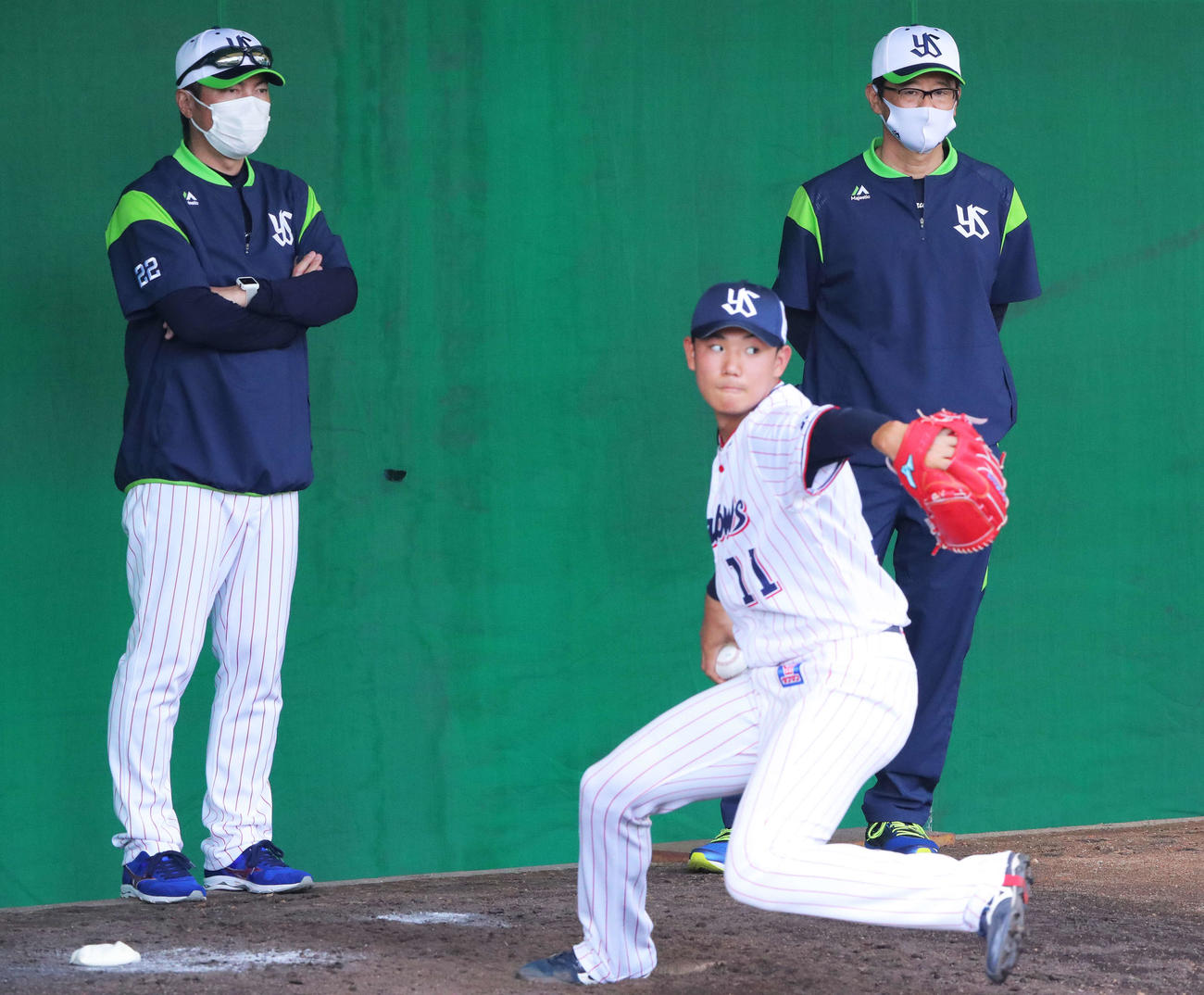 ヤクルト奥川（中央）の投球を見つめる高津監督（左）と古田臨時コーチ（撮影・河田真司）