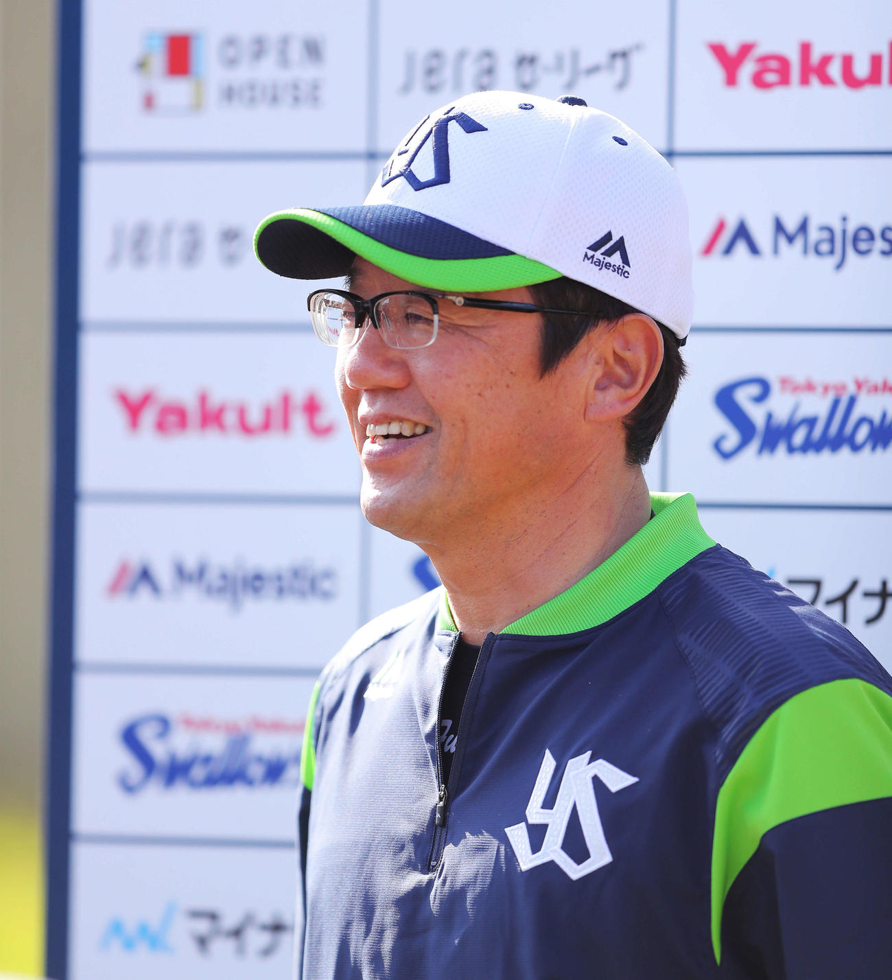インタビューに笑顔で答える古田臨時コーチ（撮影・河田真司）