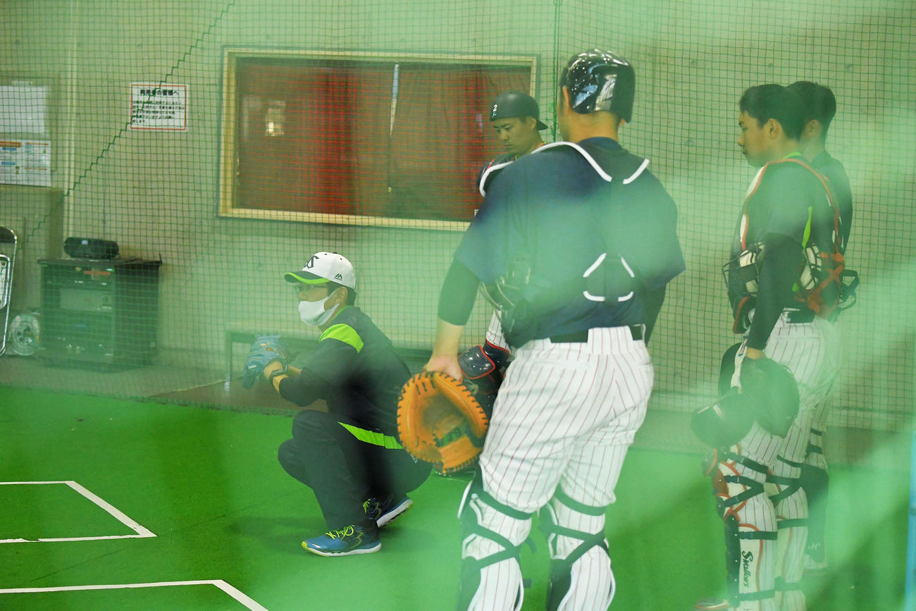室内特守で捕手陣に指導する古田敦也臨時コーチ（左）