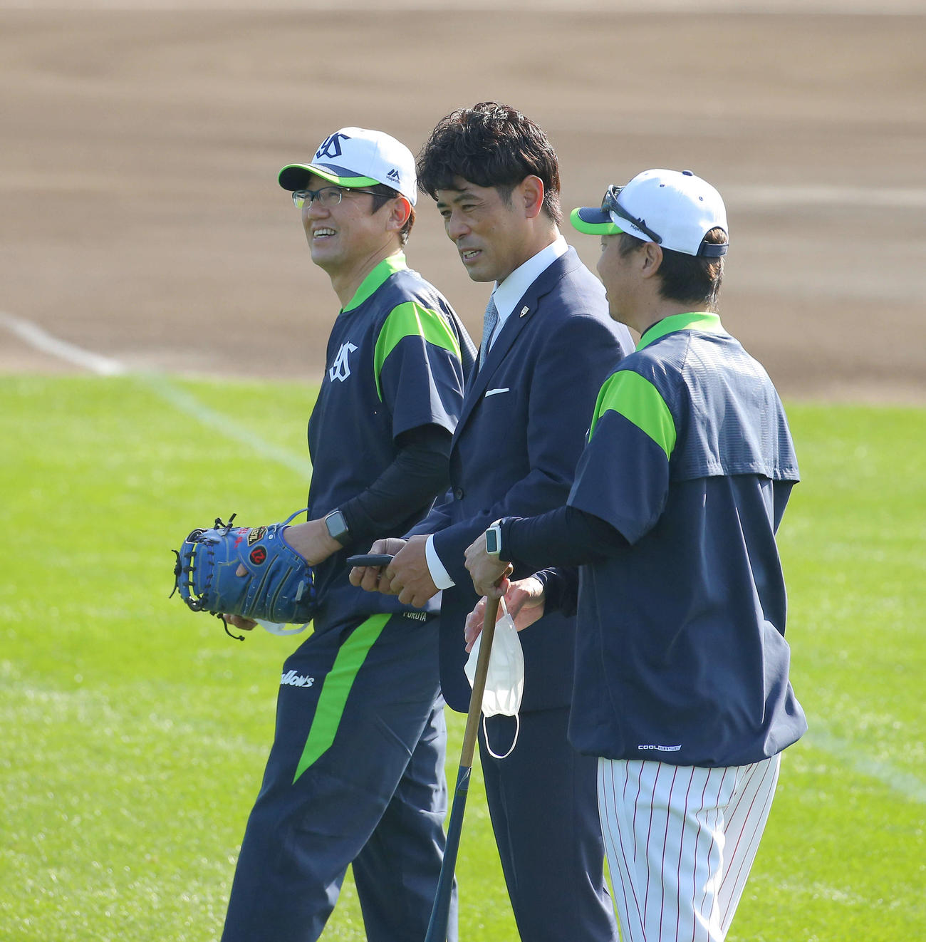 記念撮影に臨む、左から古田氏、侍ジャパン稲葉監督、高津監督（撮影・河田真司）