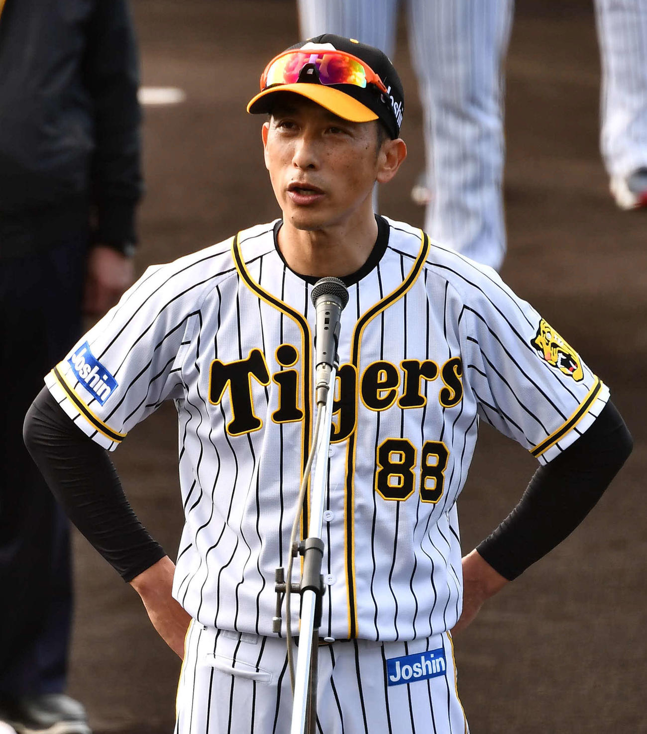1日、オレンジ色のフレームのサングラスを着用してあいさつする矢野監督