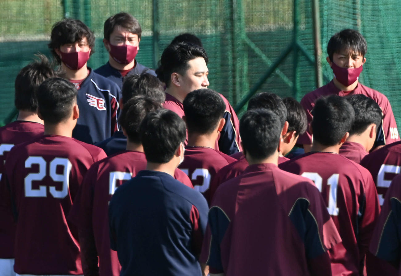 楽天キャンプに合流した田中将（中央）は練習前にあいさつする（撮影・山崎安昭）
