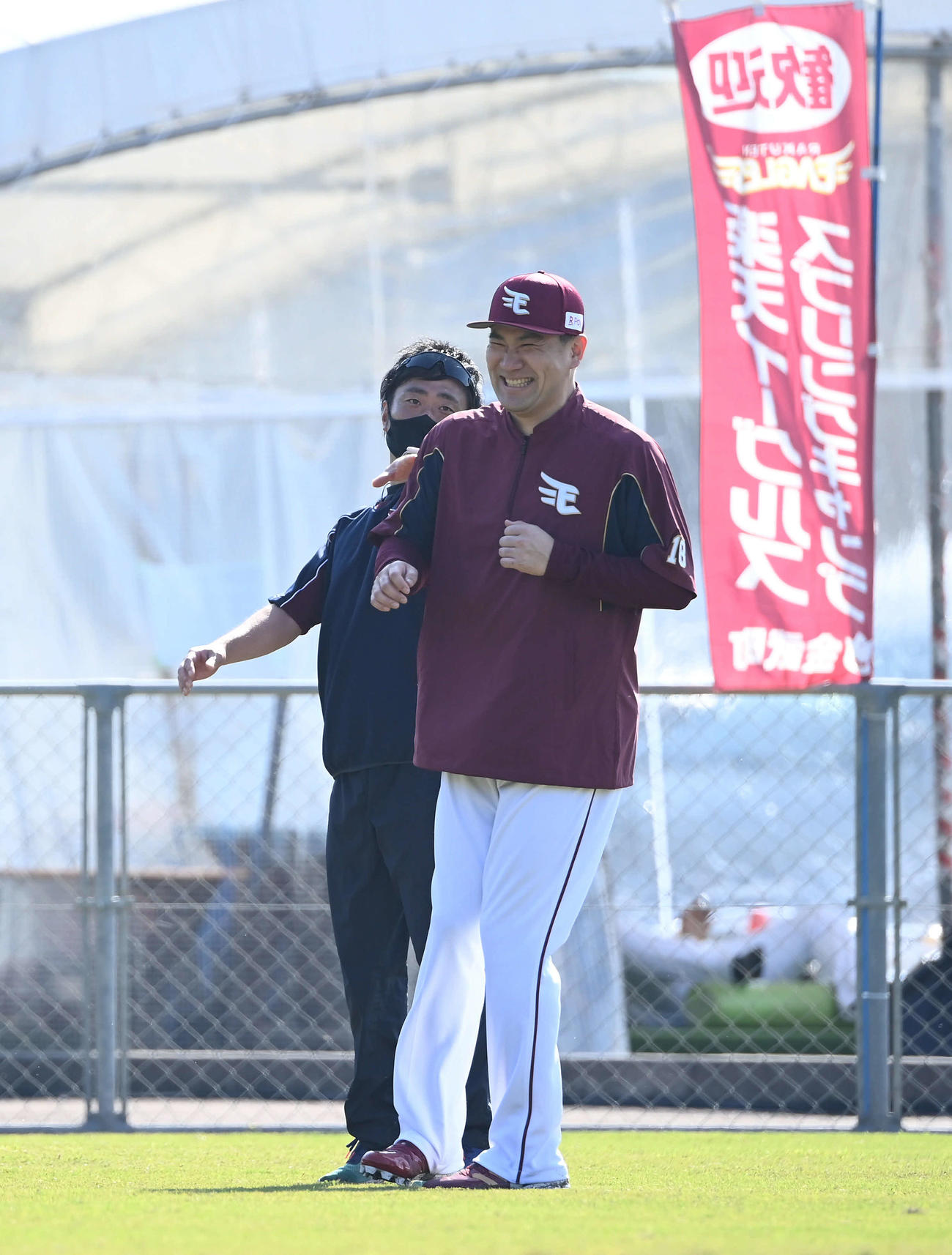 楽天田中将（右）は別調整でランニング中に星トレーナーとじゃれ合う（撮影・山崎安昭）