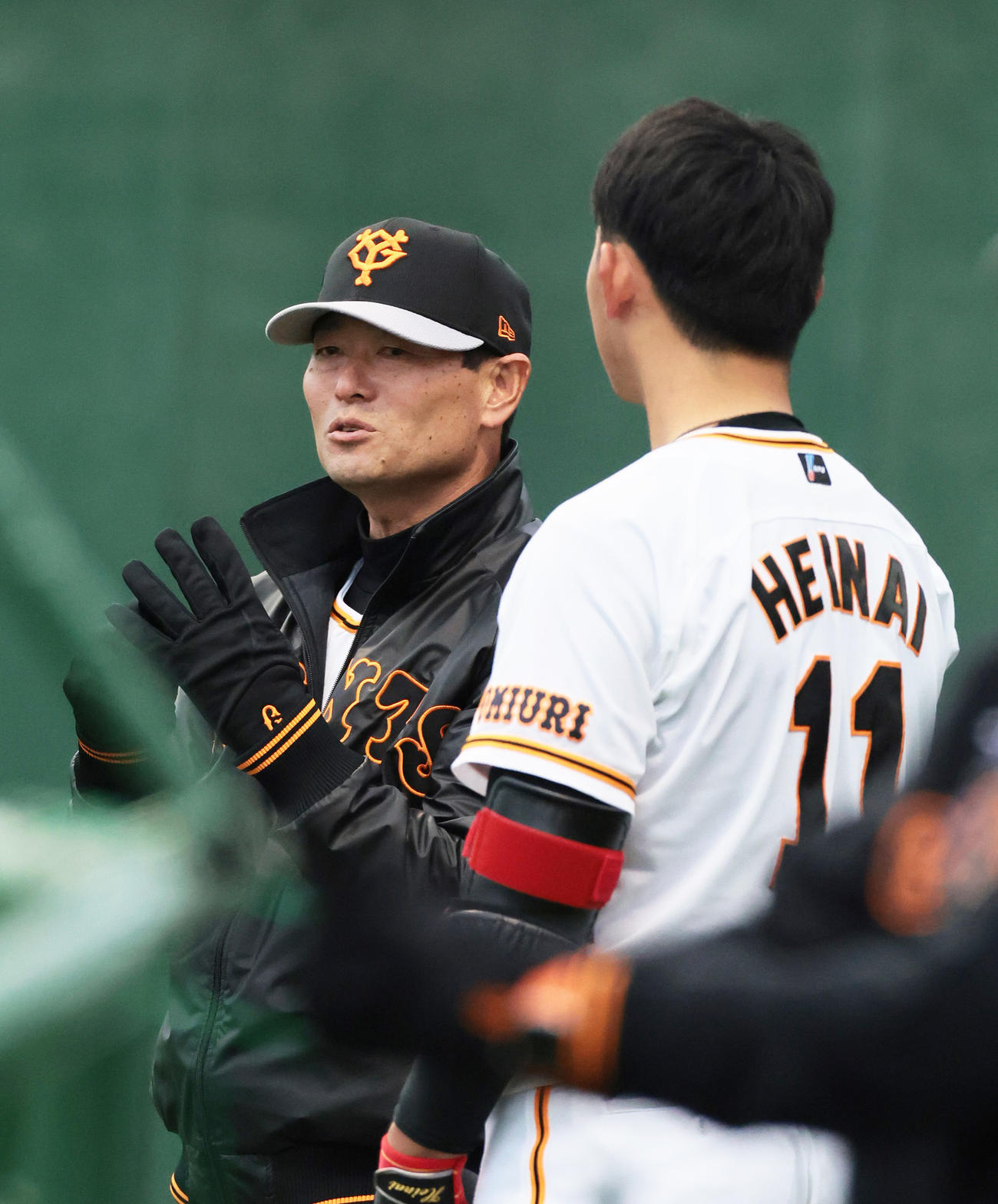 巨人平内（右）に指導する桑田投手チーフコーチ補佐（撮影・足立雅史）