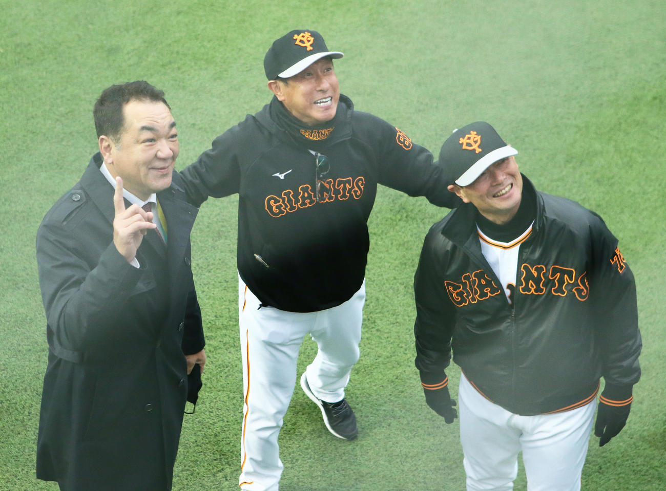 練習中、記念撮影に笑顔を見せる巨人桑田投手チーフコーチ補佐（右）と宮本コーチ（中央）。左は槙原氏（撮影・足立雅史）
