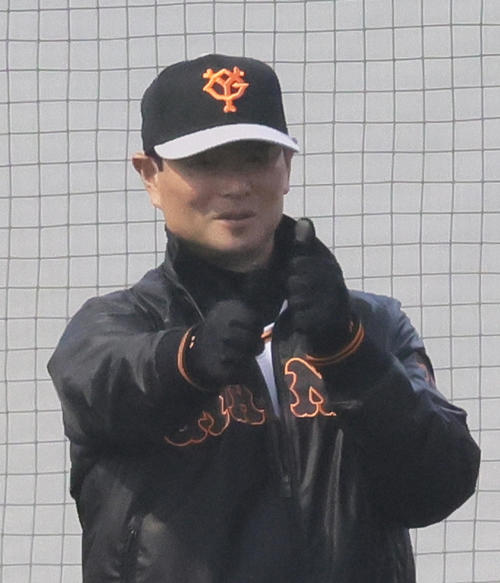 視野のトレーニングを選手と一緒に行う巨人桑田投手チーフコーチ補佐（撮影・足立雅史）