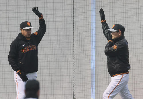 身ぶり手ぶりを交えて話す巨人宮本投手チーフコーチ（左）と桑田投手チーフコーチ補佐（撮影・足立雅史）