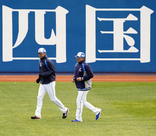 ウオーミングアップでランニングする西武松坂（右）と内海（撮影・滝沢徹郎）