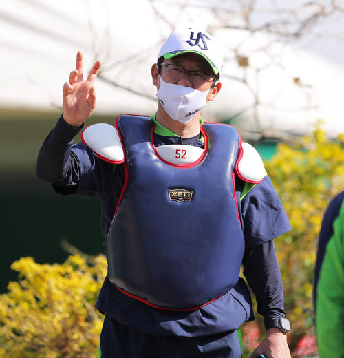 防具姿で笑顔を見せる古田臨時コーチ（撮影・河田真司）