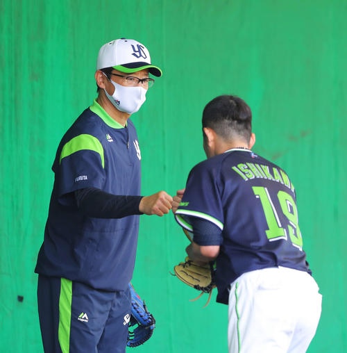 ブルペン投球を終えたヤクルト石川（右）とグータッチする古田臨時コーチ（撮影・河田真司）