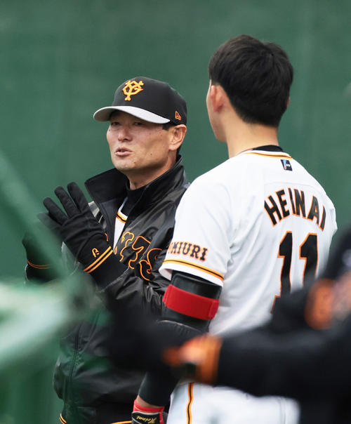 巨人平内（右）に指導する桑田投手チーフコーチ補佐（撮影・足立雅史）