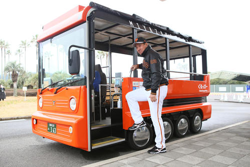 小型バス「ぐるっぴー」に乗車する巨人原監督（撮影・足立雅史）