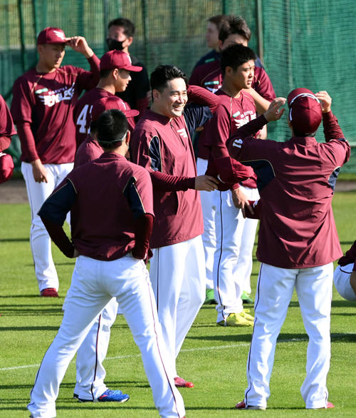 1軍キャンプに合流した楽天田中将（中央）は練習前にチームメートと談笑する（撮影・山崎安昭）